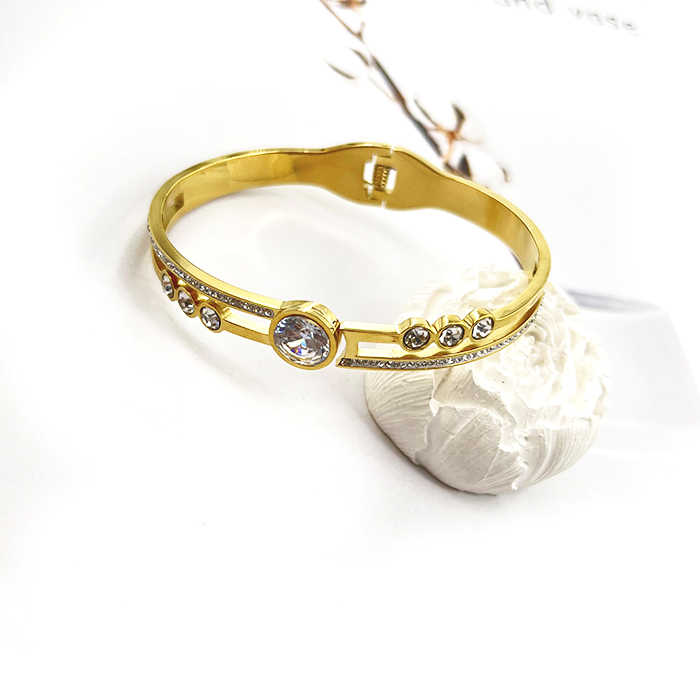 Timeless bangle