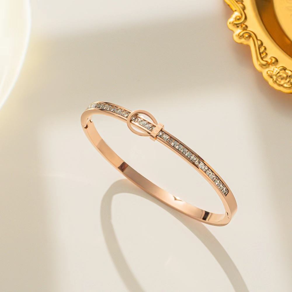 Timeless bangle