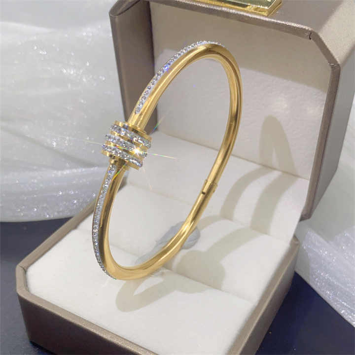 Timeless bangle